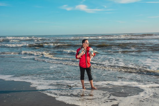 Anthony Rubio with Chihuahuas Bogie and Kimba visit Atlantic City Beach in December 